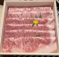 木箱に入ったお肉。霜降りで美しい。