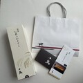 落ち着いたパッケージ紙袋付き