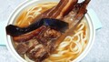 器からはみ出すどデカソーキと三枚肉！