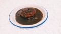 厚みのあるハンバーグと、たっぷりのソース