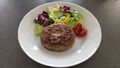 肉汁たっぷりのハンバーグ