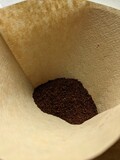 フィルターに入れられたコーヒー粉