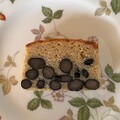 ケーキの断面。黒豆たっぷり