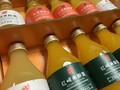 彩り豊かなジュースが並ぶ