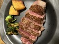 レアに焼いた極上ヒレステーキ
