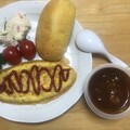 オムレツとパンを添えてまるでカフェ気分
