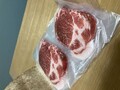 竹の皮に包まれたお肉