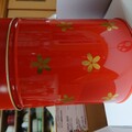 綺麗な朱色の大きな缶です〜