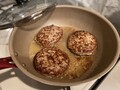 溢れる肉汁がフライパンいっぱいに！