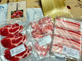 竹の皮から、見た目美しいお肉が三種類