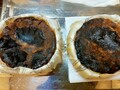 見た目は全く同じ2つのケーキに見えます