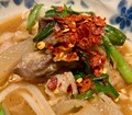 甘辛タレに絡むモツと焼き唐辛子