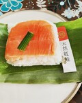 美しい天然紅鮭の笹寿し