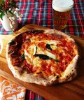石窯で焼いて、いま取り出したみたいなピザ