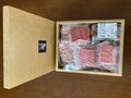 箱にギューギューのA5肉とハンバーグ