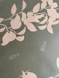 高級感ある包装紙に包まれています。