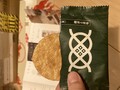 手に持ちやすいサイズ感のおせんべい