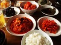 キムチ２種と韓国総菜が揃って箸がすすむ！