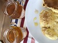 パンケーキにオレンジと百花をのせて