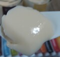 かためのプリンのソースなしの状態です。