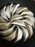 まずは凍ったままの餃子を並べていく！