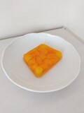 白いお皿にミカンとマンゴーが映えます