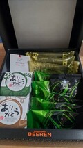 黒い箱に入っています