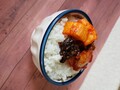 贅沢に３種のキムチのせご飯です