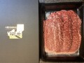 箱と冷凍状態のお肉です