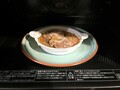 吹きこぼれ防止に耐熱皿に乗せます