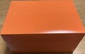 鮮やかなオレンジのボックス