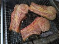 旨味を閉じ込めるために炭火で焼き目を！