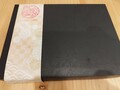黒のシックな箱で高級感