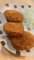 手前2つがコロッケ、奥がメンチカツ