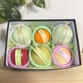 とてもかわいい果物の入れ物に入っています
