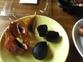 半分にカットすると中まで真っ黒です。