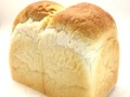 ずっしりした手ごたえの食パンは綺麗な焼き色で、はっきりとした山型に焼きあがってました。