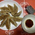 きれいに焼き目がついた餃子とたれ。
