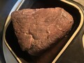 キャンドルに照らされるローストビーフ