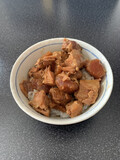 こちらは知多豚の八丁味噌煮込みの様子です