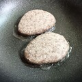 説明書通りにフライパンで焼きます