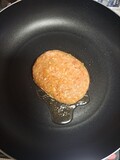 調理途中。肉汁がじゅわっと出ています