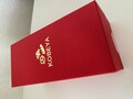 赤色のかわいいボックス。印字もおしゃれ！