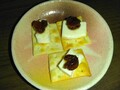クラッカーとチーズで至極のおつまみに！