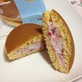 断面です。解凍前はきゅっと引き締まっていた生地とクリームが解凍することで膨らみふっくらとしました。