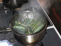 鍋のふたを開けると、笹の香りに期待が高まります。