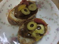 バケットに温めた甘口カレー+ドライトマト+アンチョビオリーブでカナッペを作りました。