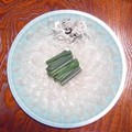 綺麗に盛り付けられたふぐ刺し