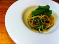 しらすとルッコラのパスタ。仕上げにオイルをたっぷり。