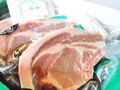 美しい緑色の箱を開くと、迫力の豚肉が！！